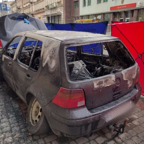Policjanci wyjaśniają okoliczności tragicznego pożaru samochodu