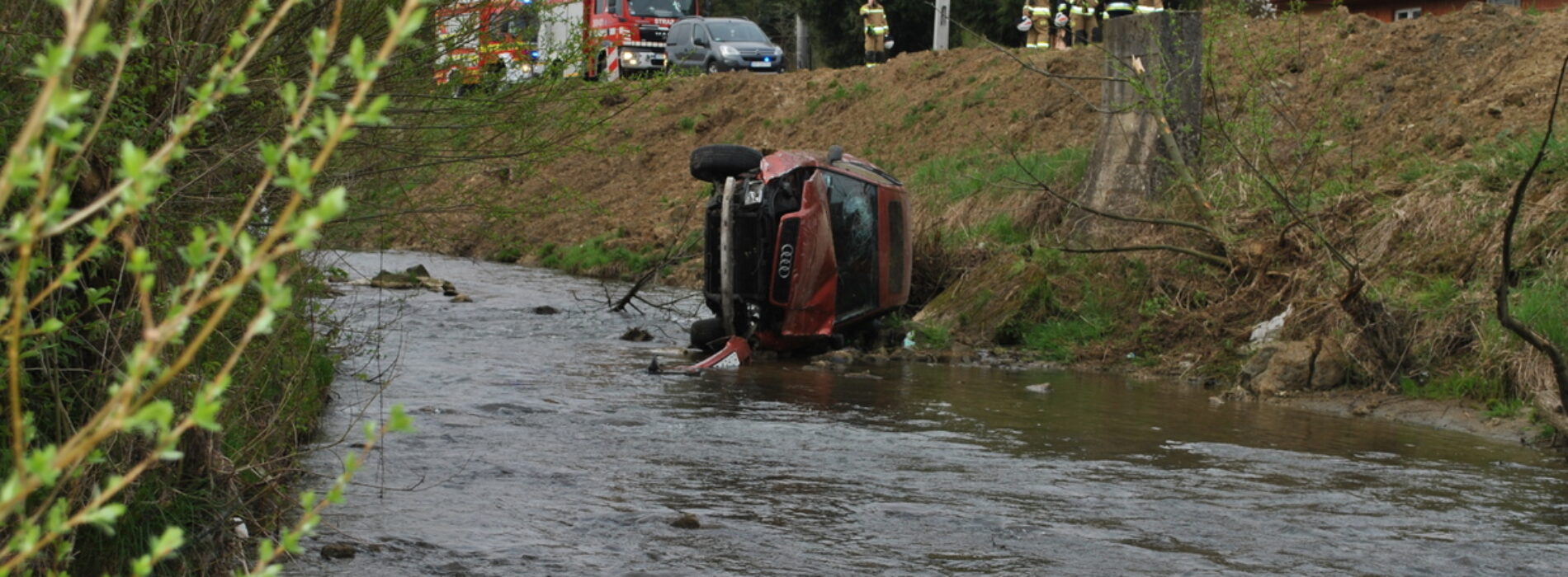 Audi wjechało do potoku – na szczęście nikt nie ucierpiał w tym zdarzeniu