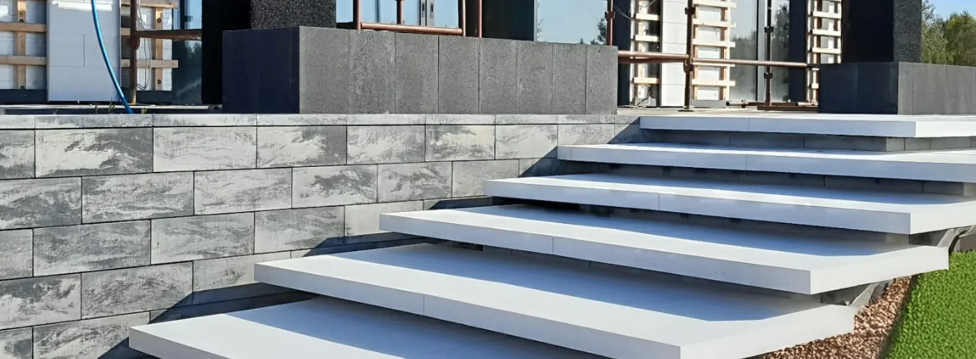 Schody lewitujące jako element designu premium – jak łączą estetykę, technologię i bezpieczeństwo?